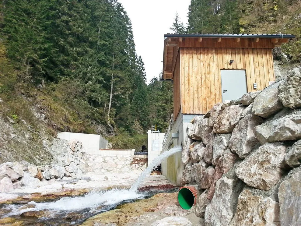 Kraftwerk Flitzenbach in der Steiermark – eines von über 100 Kleinkraftwerksprojekten, das vom Büro PI Mitterfellner in den letzten Jahren von der Idee bis zur Ausführung umgesetzt worden ist.